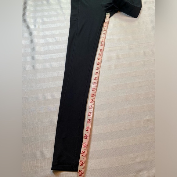 Victoria’s Secret Sz 4 Leggings 3 pockets High Rise Black Yoga Gold V Logo EUC - Picture 7 of 10